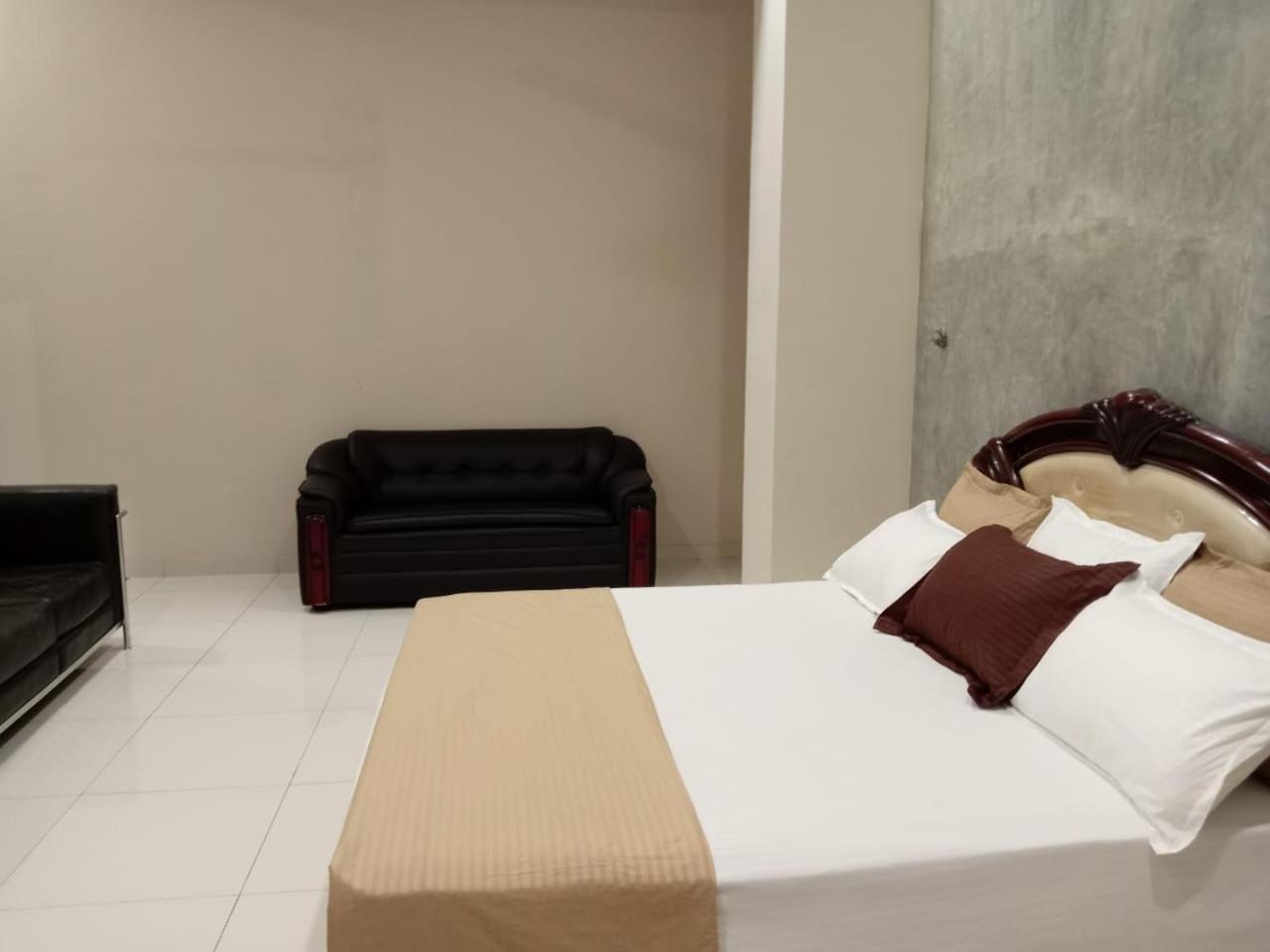 Thalangama Lakeview Lodge Батарамула Екстериор снимка